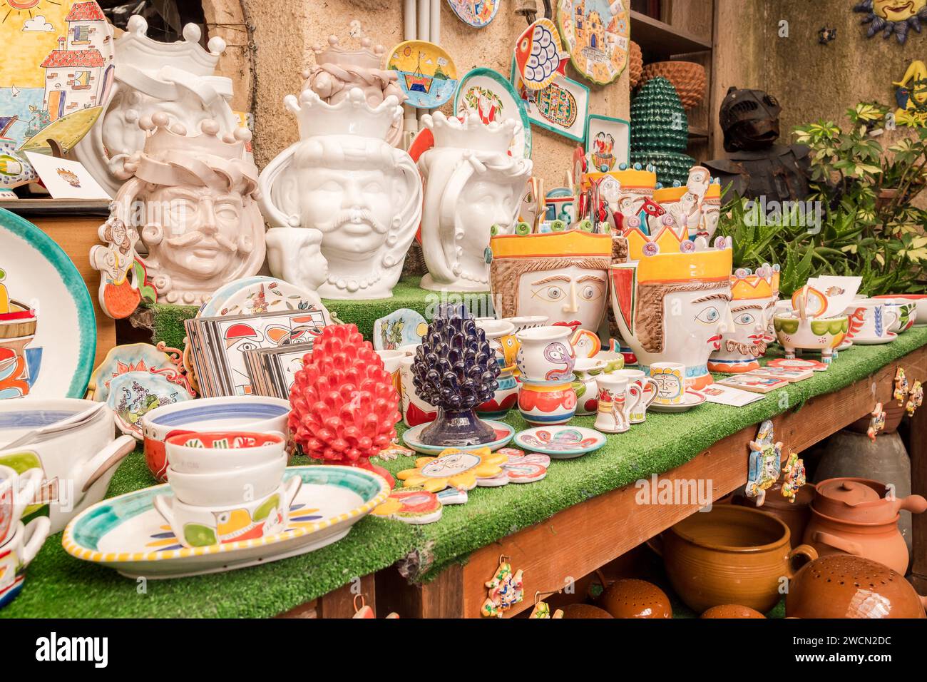Prodotti tipici siciliani di ceramica fatti a mano in tipico negozio di souvenir nel centro storico di Erici, provincia di Trapani, Sicilia occidentale, Foto Stock