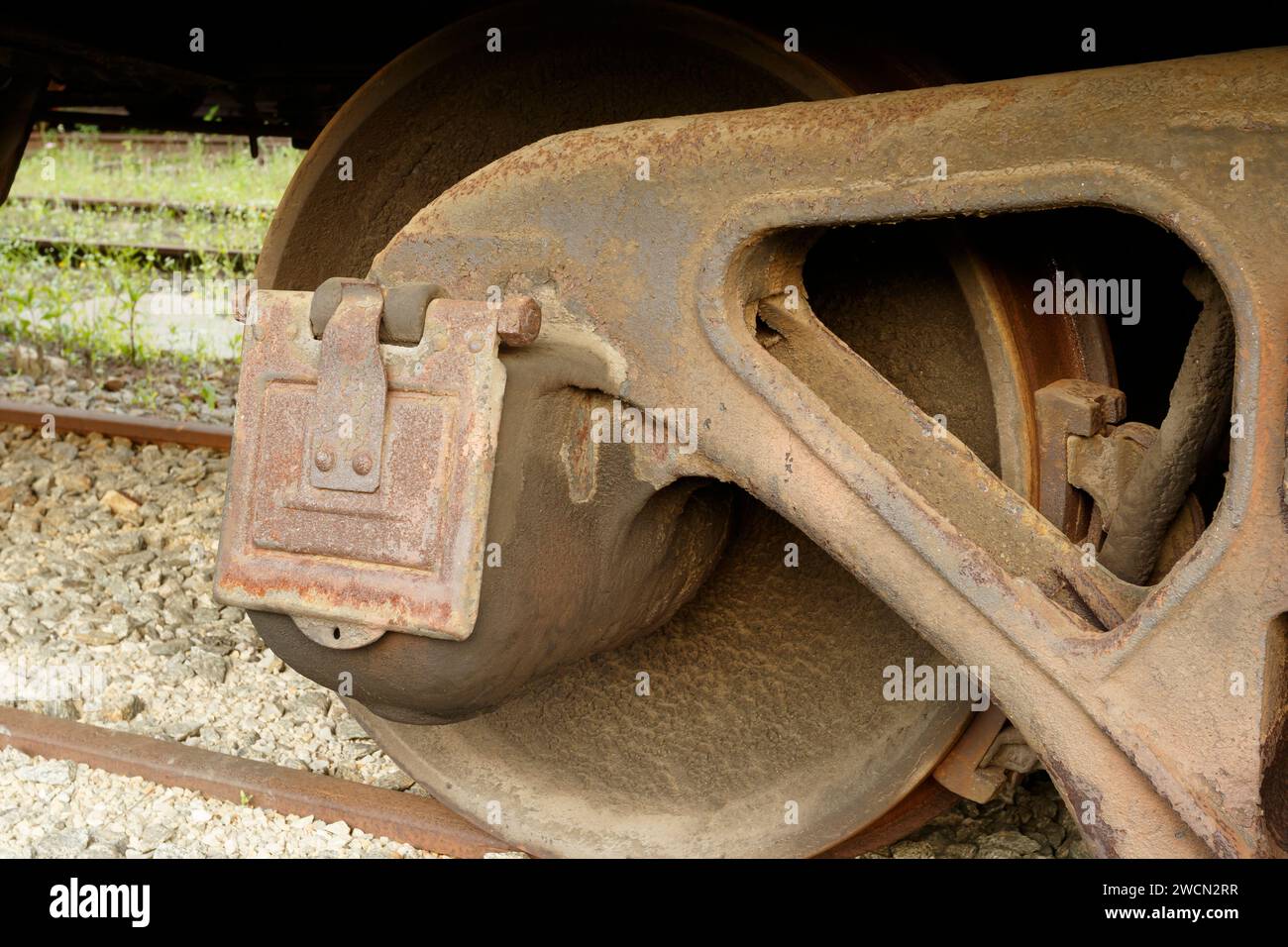 Scatola cuscinetto assale vagone ferroviario con sportello di accesso chiuso. Accesso per la lubrificazione e l'ispezione. Foto Stock