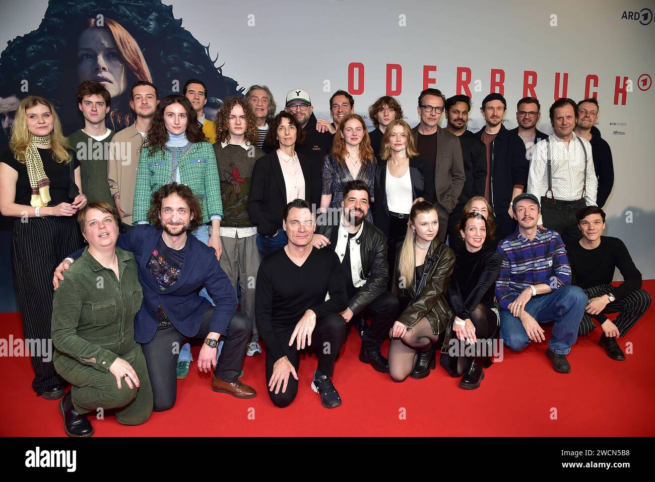 Der Komplette Cast, der serie... Karoline Schuch, Felix Kramer, Lucas Gregorowicz, Jan Krauter, Robert Glatzeder, Stefan Weinert, Uta Janietz, Berit Künnecke, Sebastian Urzendowsky, Nicola Magdalena Lüders, Florian Hertweck, Justine Sobik, Alix Heyblom, Frida Beineix und Richard Manualpillai sowie die Serienschöpfer Adolfo J. Kolmerer Regie, Christian Alvart Regie, Drehbuch und Produzent, Arend Remmers Headautor, Drehbuch sowie Thomas Schreiber, Geschäftsführer der ARD Degeto und Christoph Pellander, Redaktionsleiter der ARD Degeto. Ankunft zur PREMIERE, der achtteilige Mystery-Crime-serie Ode Foto Stock