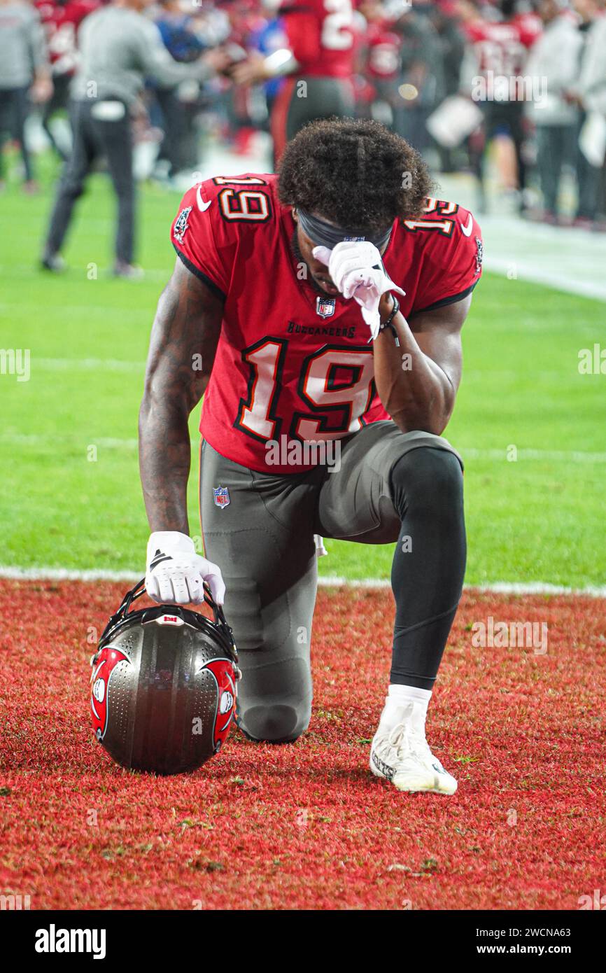 Tampa Bay, Florida, USA, 15 gennaio 2024, il giocatore dei Tampa Bay Buccaneers David Moore n. 19 si inginocchiò per un giocatore al Raymond James Stadium. (Foto Credit: Marty Jean-Louis/Alamy Live News Foto Stock