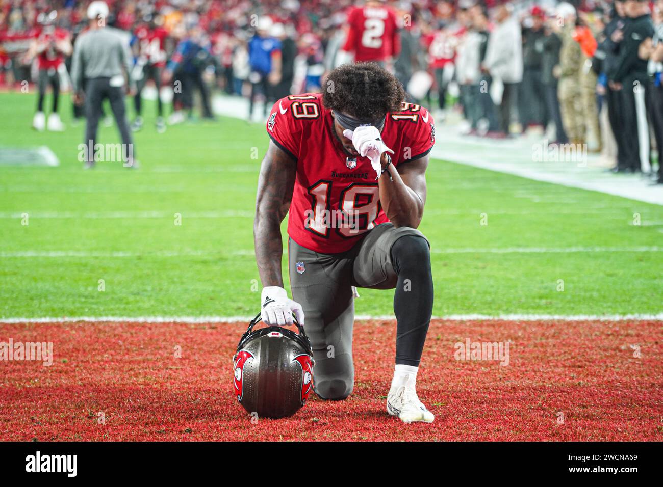 Tampa Bay, Florida, USA, 15 gennaio 2024, il giocatore dei Tampa Bay Buccaneers David Moore n. 19 si inginocchiò per un giocatore al Raymond James Stadium. (Foto Credit: Marty Jean-Louis/Alamy Live News Foto Stock
