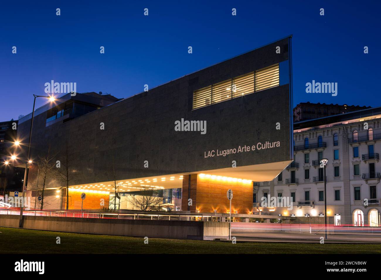 Lugano, Svizzera - 14 gennaio. 2022: Esterno dell'architettura moderna del centro culturale LAC (Lugano Arte e Cultura) all'ora blu Foto Stock