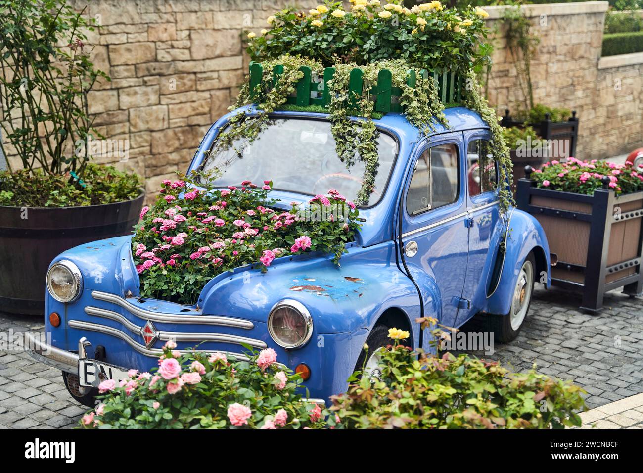 Auto d'epoca decorata con fiori nella zona foto in uno stile romantico Foto Stock