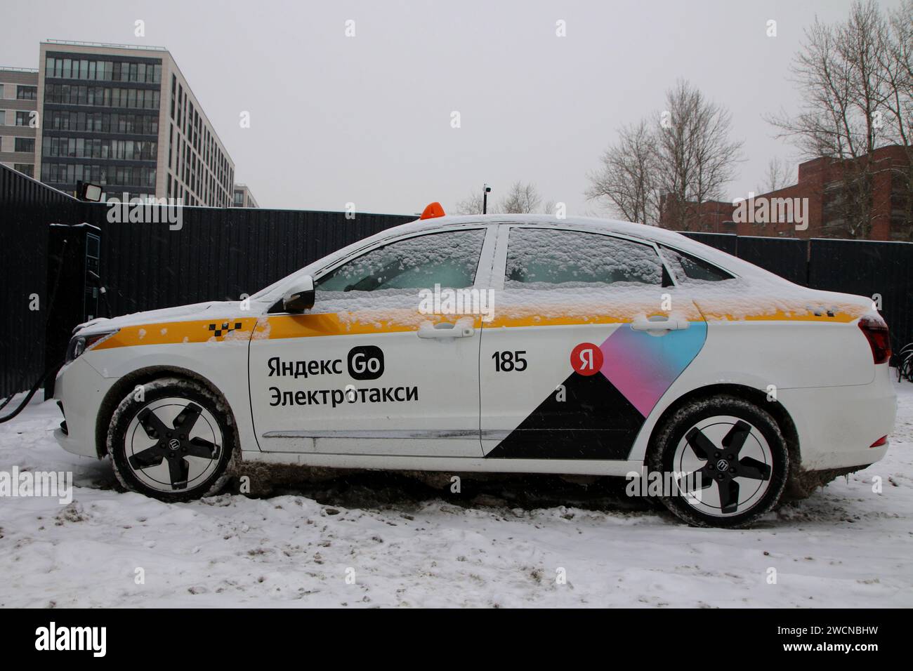 San Pietroburgo, Russia. 16 gennaio 2024. Un'auto passeggeri di fabbricazione russa, Evolute i-PRO, assemblata dal cinese Dongfeng Aeolus E70, lavorerà a Yandex taxi (taxi elettrico) e si trova in una stazione di rifornimento elettrica veloce. (Immagine di credito: © Maksim Konstantinov/SOPA Images via ZUMA Press Wire) SOLO USO EDITORIALE! Non per USO commerciale! Foto Stock