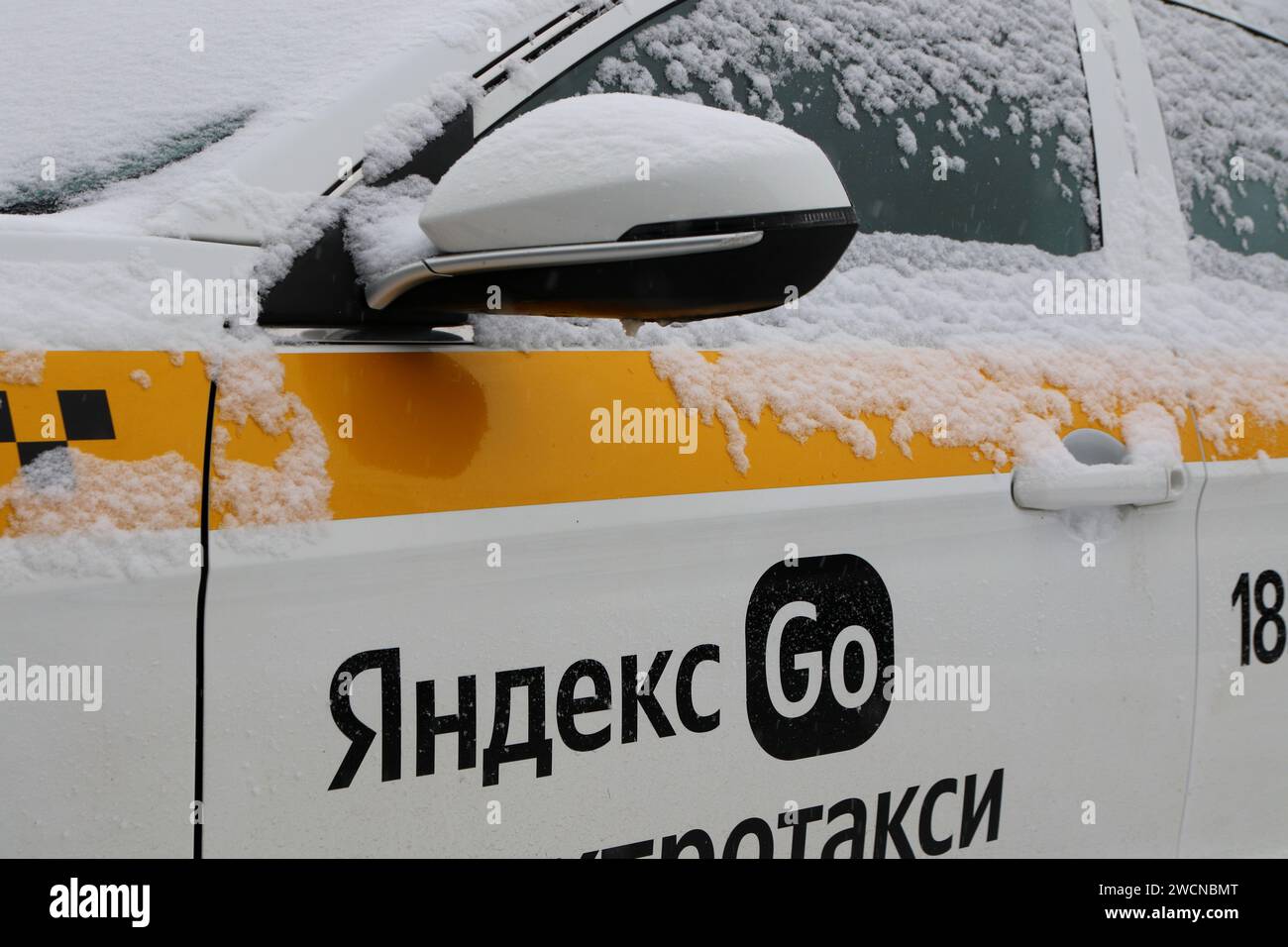 San Pietroburgo, Russia. 16 gennaio 2024. Un'auto passeggeri di fabbricazione russa, Evolute i-PRO, assemblata dal cinese Dongfeng Aeolus E70, lavorerà a Yandex taxi (taxi elettrico) e si trova in una stazione di rifornimento elettrica veloce. (Immagine di credito: © Maksim Konstantinov/SOPA Images via ZUMA Press Wire) SOLO USO EDITORIALE! Non per USO commerciale! Foto Stock