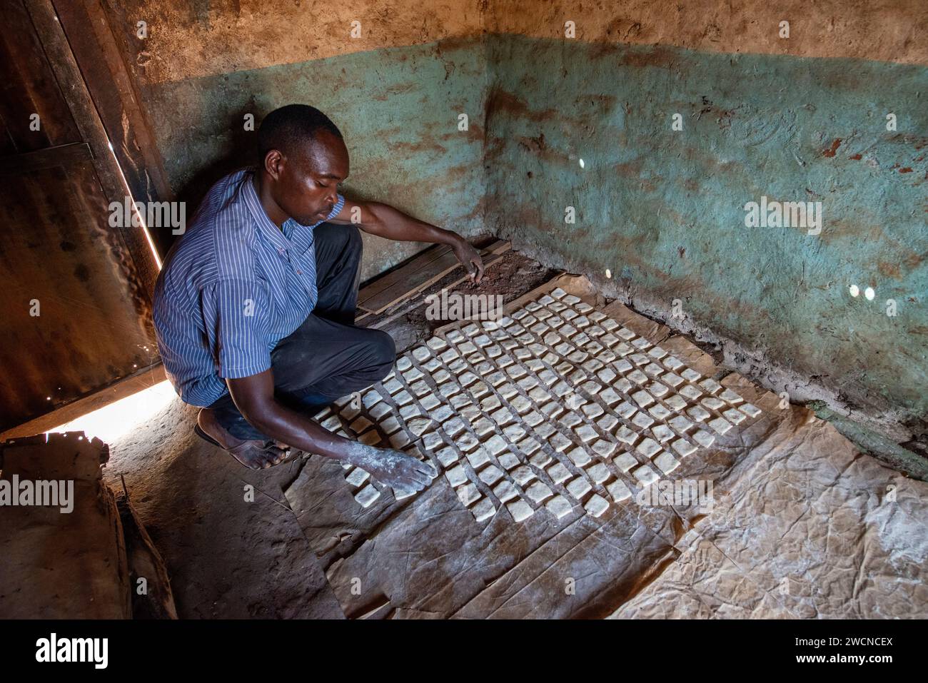 Nord Uganda, distretto di Kitgum. Un ex bambino soldato ora gestisce la sua panetteria. Solo per uso editoriale. Foto Stock