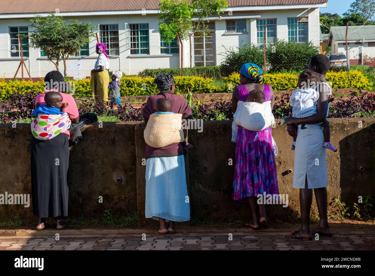 Uganda, distretto di Gulu. Le donne e i loro bambini all'ospedale Gulu. Solo per uso editoriale. Foto Stock