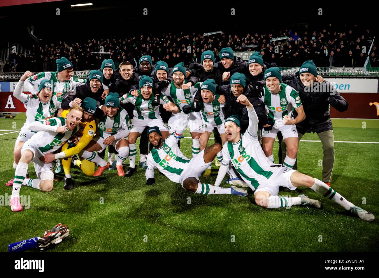 ROTTERDAM, PAESI BASSI - 16 GENNAIO: Portiere Hidde Jurjus FC Groningen, Joey Pelupessy FC Groningen, Marco Rente FC Groningen, Johan Hove FC Groningen, Leandro Bacuna FC Groningen, Jorg Schreuders FC Groningen, Nick Bakker FC Groningen, Thom van Bergen FC Groningen, Romano Postema dell'FC Groningen, Luciano Valente dell'FC Groningen, Wouter Prins dell'FC Groningen, Kristian Lien dell'FC Groningen, Thijmen Blokzijl dell'FC Groningen, Fritz Emeran dell'FC Groningen, Daniel Beukers dell'FC Groningen, Fofin Turay dell'FC Groningen, Jasper Meijster dell'FC Groningen, Dirk Barone dell'FC Groningen Foto Stock