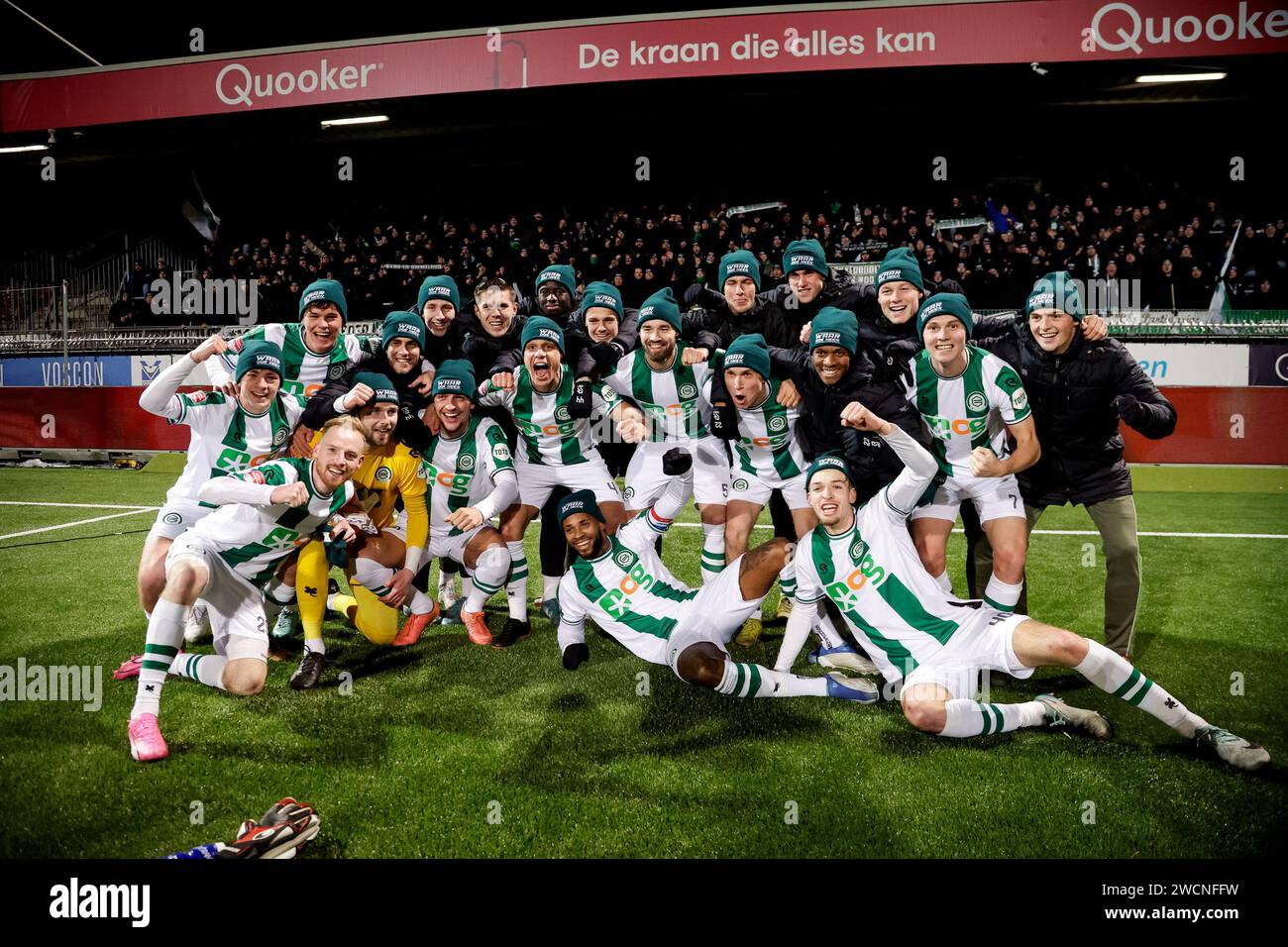 ROTTERDAM, PAESI BASSI - 16 GENNAIO: Portiere Hidde Jurjus FC Groningen, Joey Pelupessy FC Groningen, Marco Rente FC Groningen, Johan Hove FC Groningen, Leandro Bacuna FC Groningen, Jorg Schreuders FC Groningen, Nick Bakker FC Groningen, Thom van Bergen FC Groningen, Romano Postema dell'FC Groningen, Luciano Valente dell'FC Groningen, Wouter Prins dell'FC Groningen, Kristian Lien dell'FC Groningen, Thijmen Blokzijl dell'FC Groningen, Fritz Emeran dell'FC Groningen, Daniel Beukers dell'FC Groningen, Fofin Turay dell'FC Groningen, Jasper Meijster dell'FC Groningen, Dirk Barone dell'FC Groningen Foto Stock