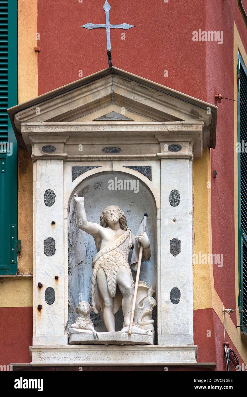Gesù con un agnello, figura in una casa d'angolo nel centro storico di Aenua, Italia Foto Stock