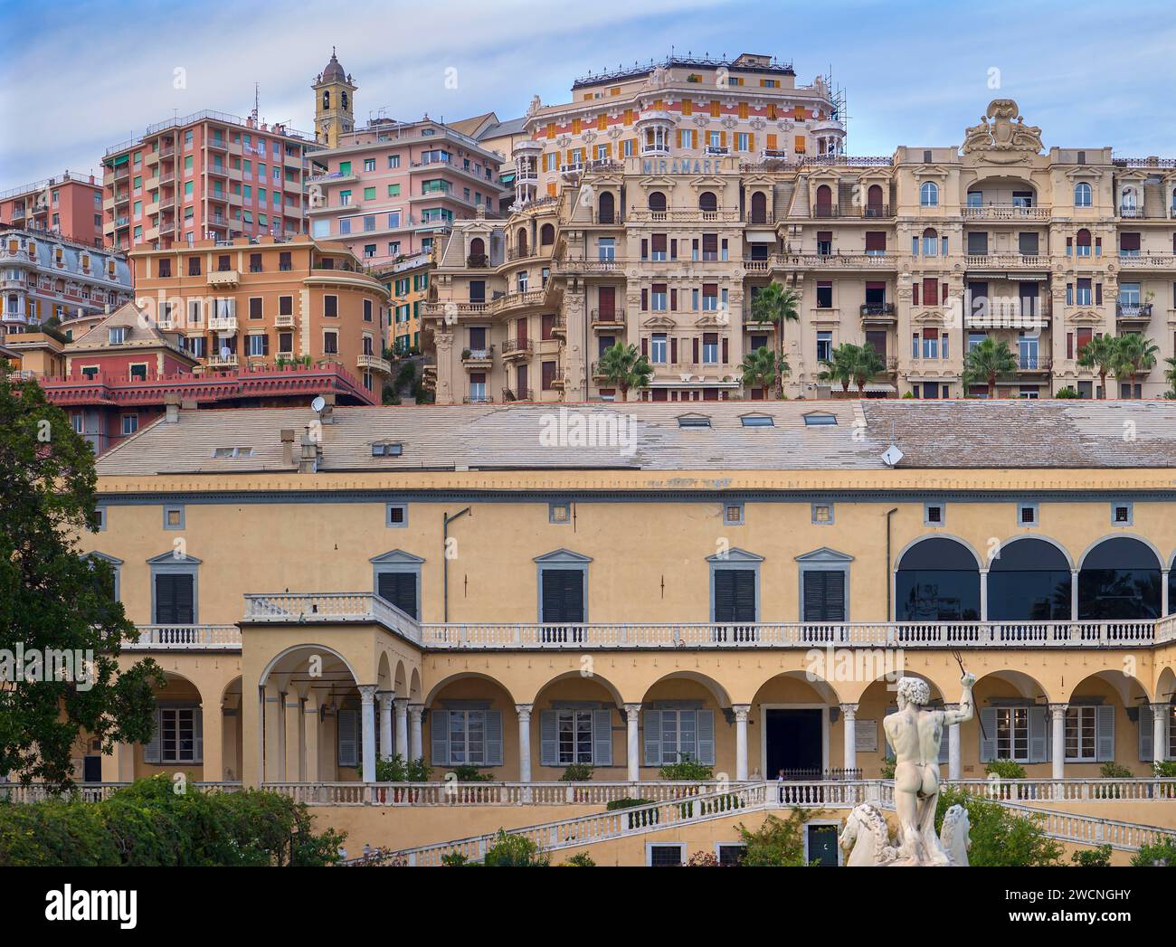 Vista dal Palazzo di Andrea Doria alla città alta di Genova, sulla destra l'ex Grand Hotel Miramare, costruito nel 1903, Piazza dei Principe Foto Stock
