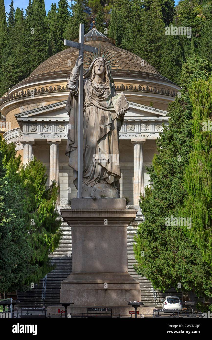 Scultura di un santo nel Cimitero Monumentale di Staglieno, Cimitero Monumentale di Staglieno, Piazzale Giovanni Battista Resasco, Genova, Italia Foto Stock