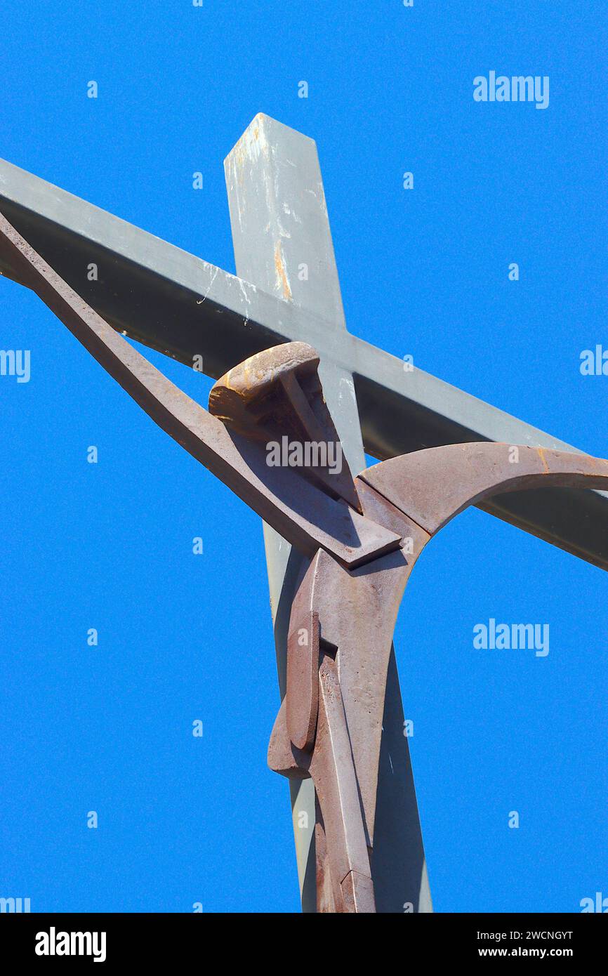 Dettaglio del monumento in acciaio stilizzato Crocifissione attribuito allo scultore Morganti, montato di fronte all'area di osservazione della Chiesa di Cristo Re. Foto Stock