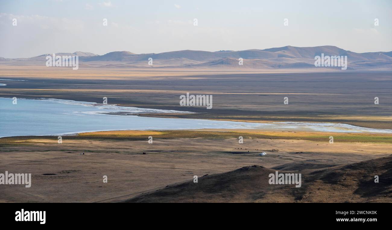 Paesaggio montano con il lago Song Kul, vista di yurte e cavalli sulla riva del lago, regione di Naryn, Kirghizistan Foto Stock