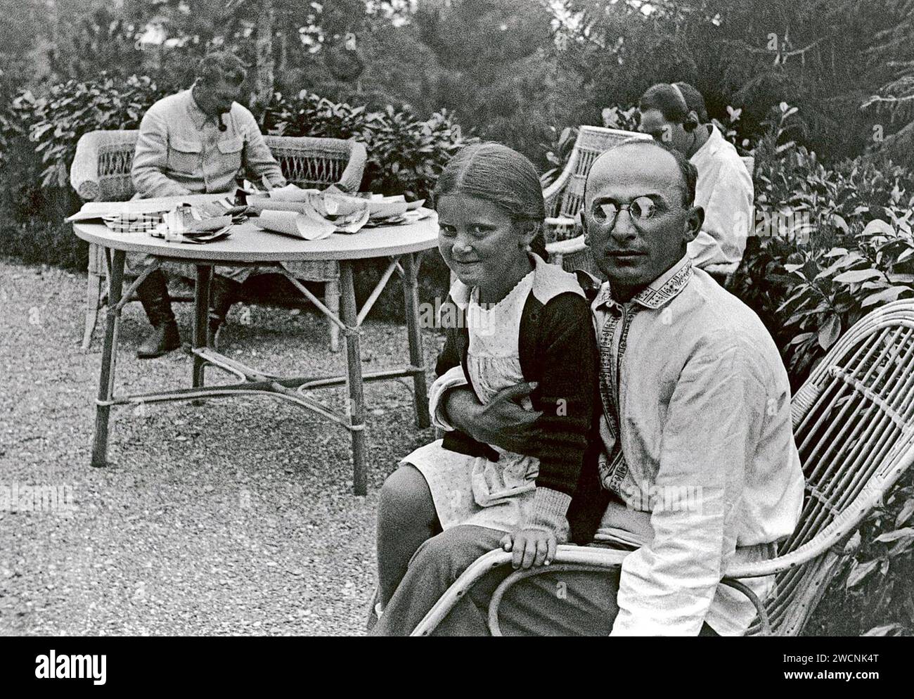 Svetlana Stalina, figlia di Joseph Stalin, seduta in grembo a Lavrentiy Beria, con Stalin (sullo sfondo) e Nestor Lakoba nel 1931 Foto Stock
