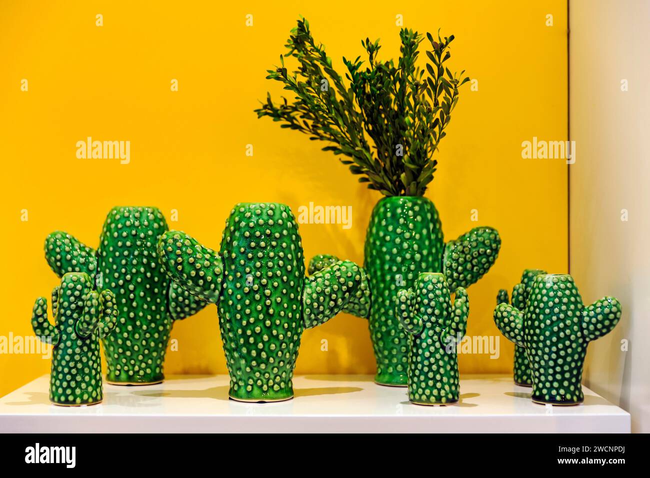 Vasi di cactus verdi in una vetrina gialla, vasi a forma di cactus, negozio di souvenir nel Museo Fundacio Joan Miro, Joan Miro, CEAC, Montjuic Foto Stock