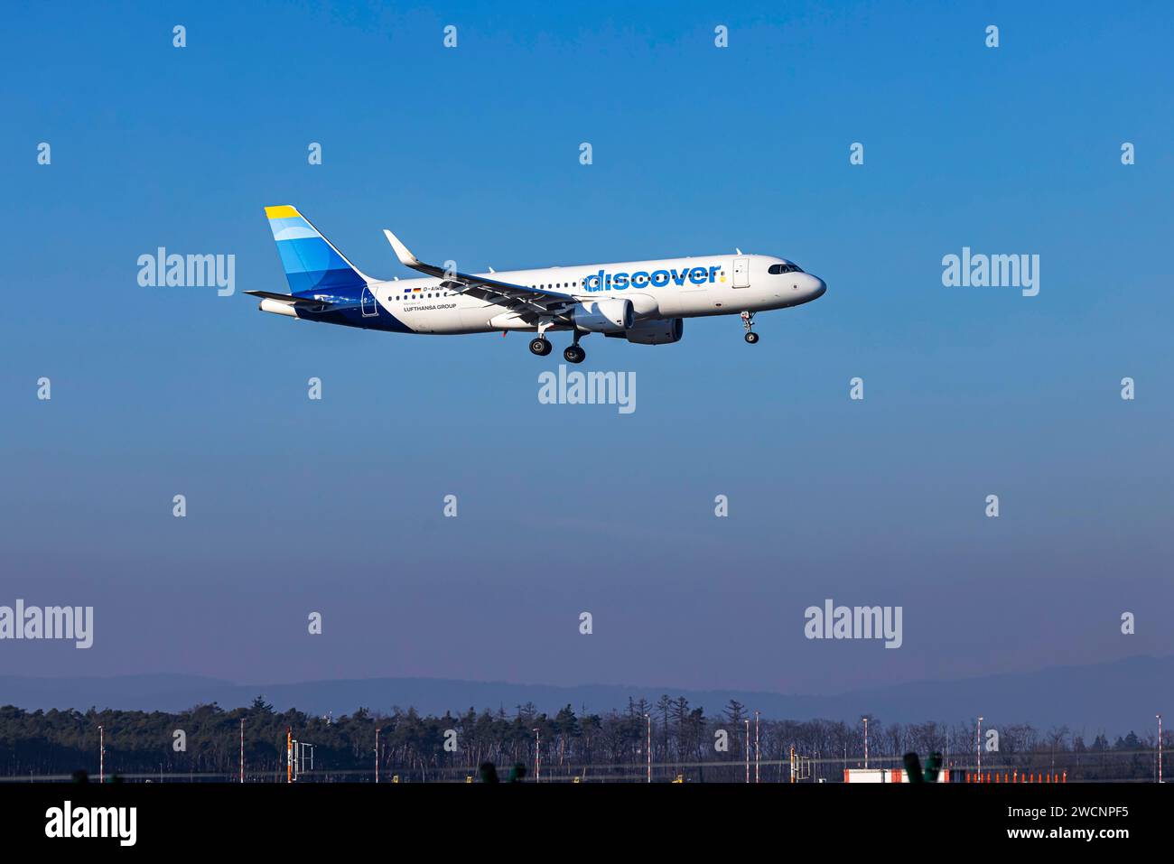 Scopri gli aerei delle compagnie aeree con un nuovo design all'avvicinarsi, l'aeroporto di Francoforte e l'aeroporto di Fraport. Immatricolazione dell'aeromobile: D-AIWB, DISCOVER AIRLINES, AIRBUS Foto Stock