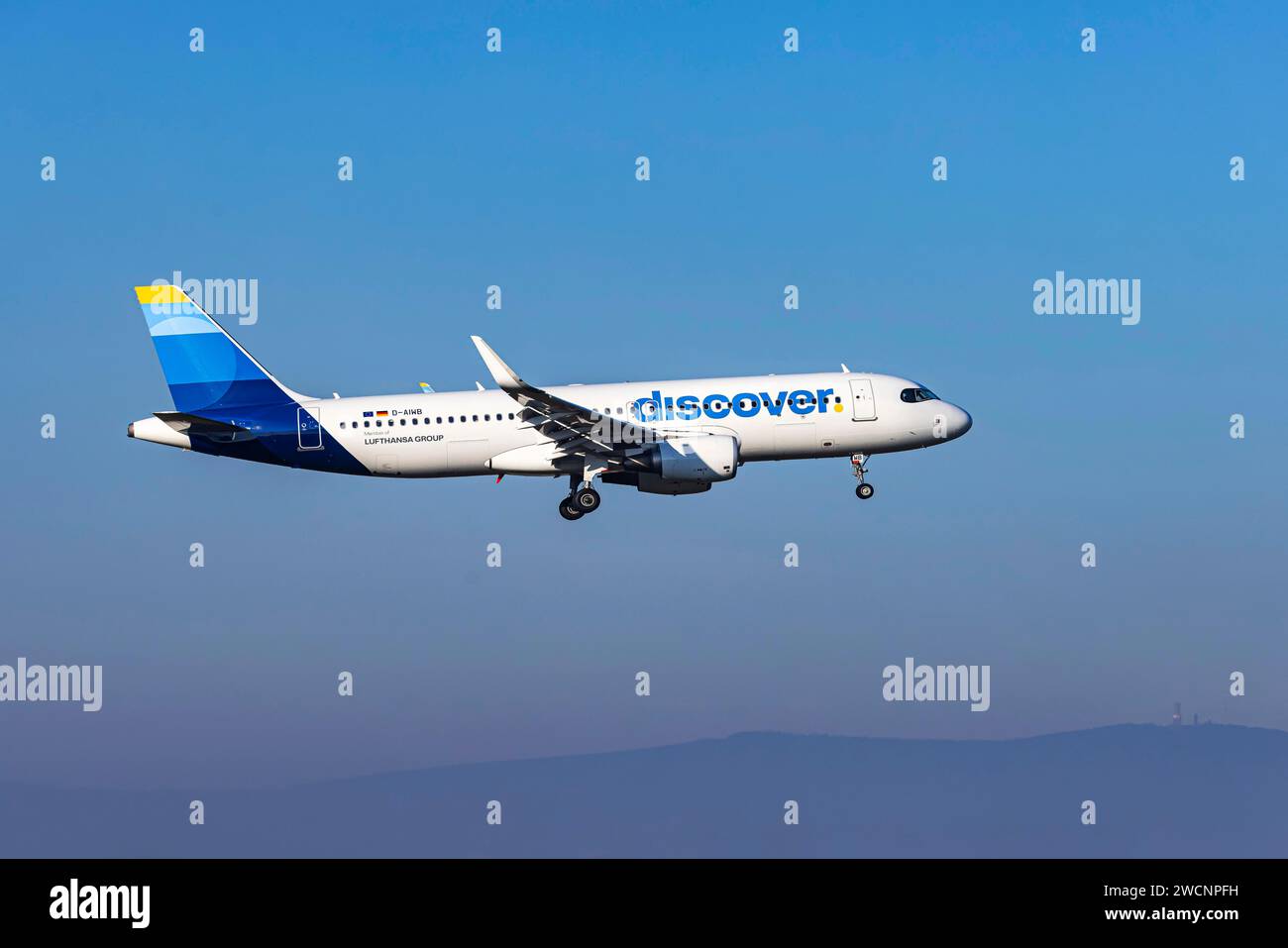 Scopri gli aerei delle compagnie aeree con un nuovo design all'avvicinarsi, l'aeroporto di Francoforte e l'aeroporto di Fraport. Immatricolazione dell'aeromobile: D-AIWB, DISCOVER AIRLINES, AIRBUS Foto Stock