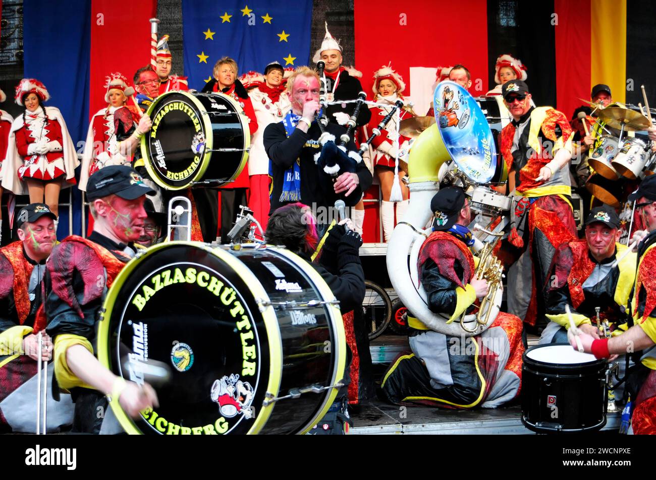 Musicisti del gruppo Guggenmusik Bazzaschuettler, Svizzera, 30a RIUNIONE internazionale GUGENMUSIK il 2 e 3 febbraio 2013 a Schwaebisch Foto Stock