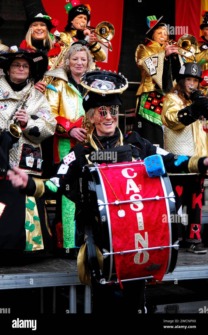 Musicisti del Guggenmusikgruppe Rematalgugga Baebenga, Germania, 30th International GUGENMUSIK-TREFFEN 02. e 03. Febbraio 2013 a Schwaebisch Foto Stock