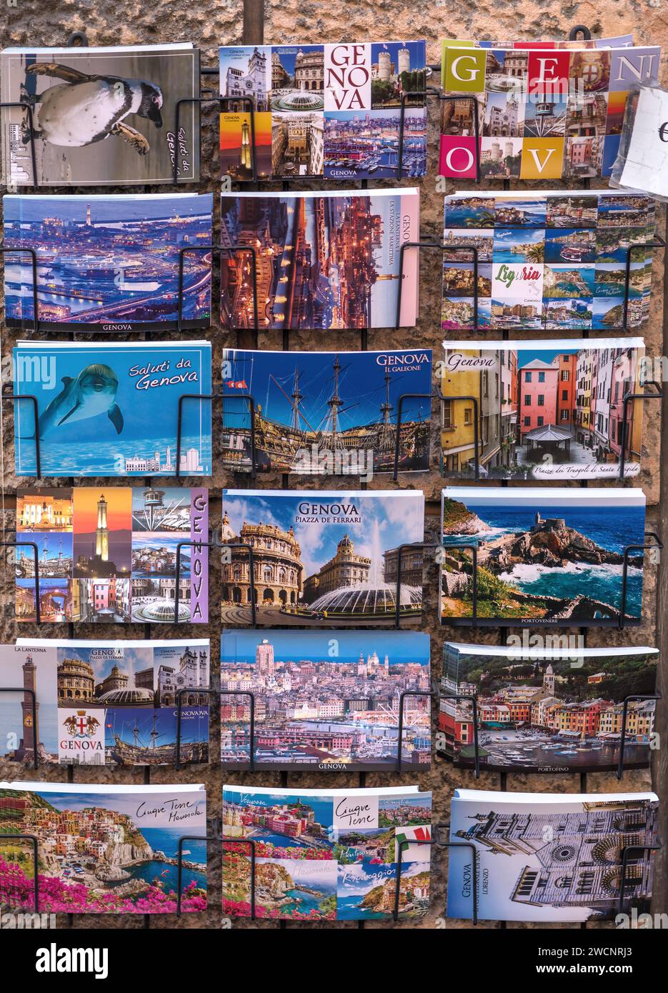 Cartoline colorate su uno stand, città vecchia, Genova Foto Stock