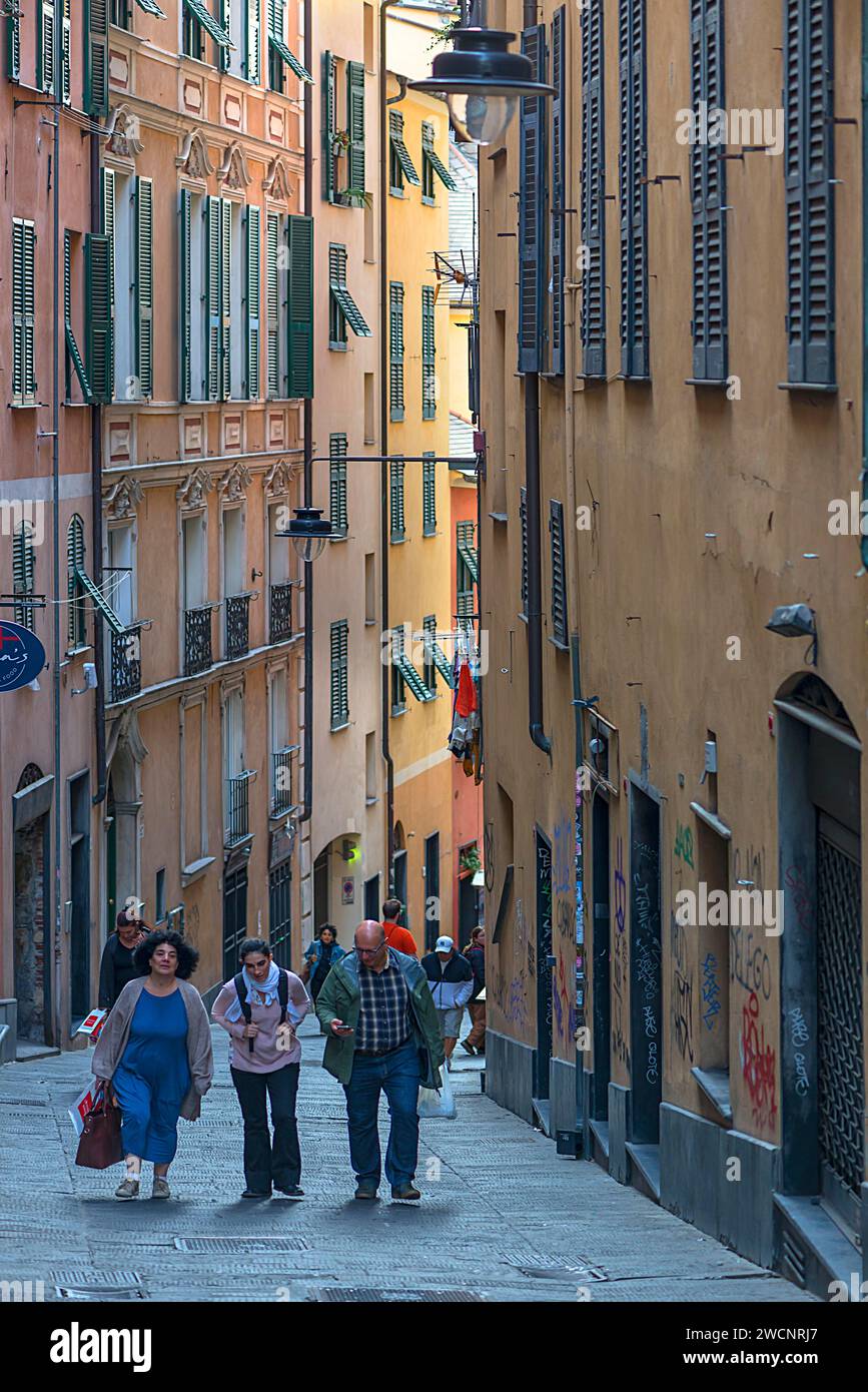 Ripida strada di montagna nel centro storico della città, Genova, Italia Foto Stock