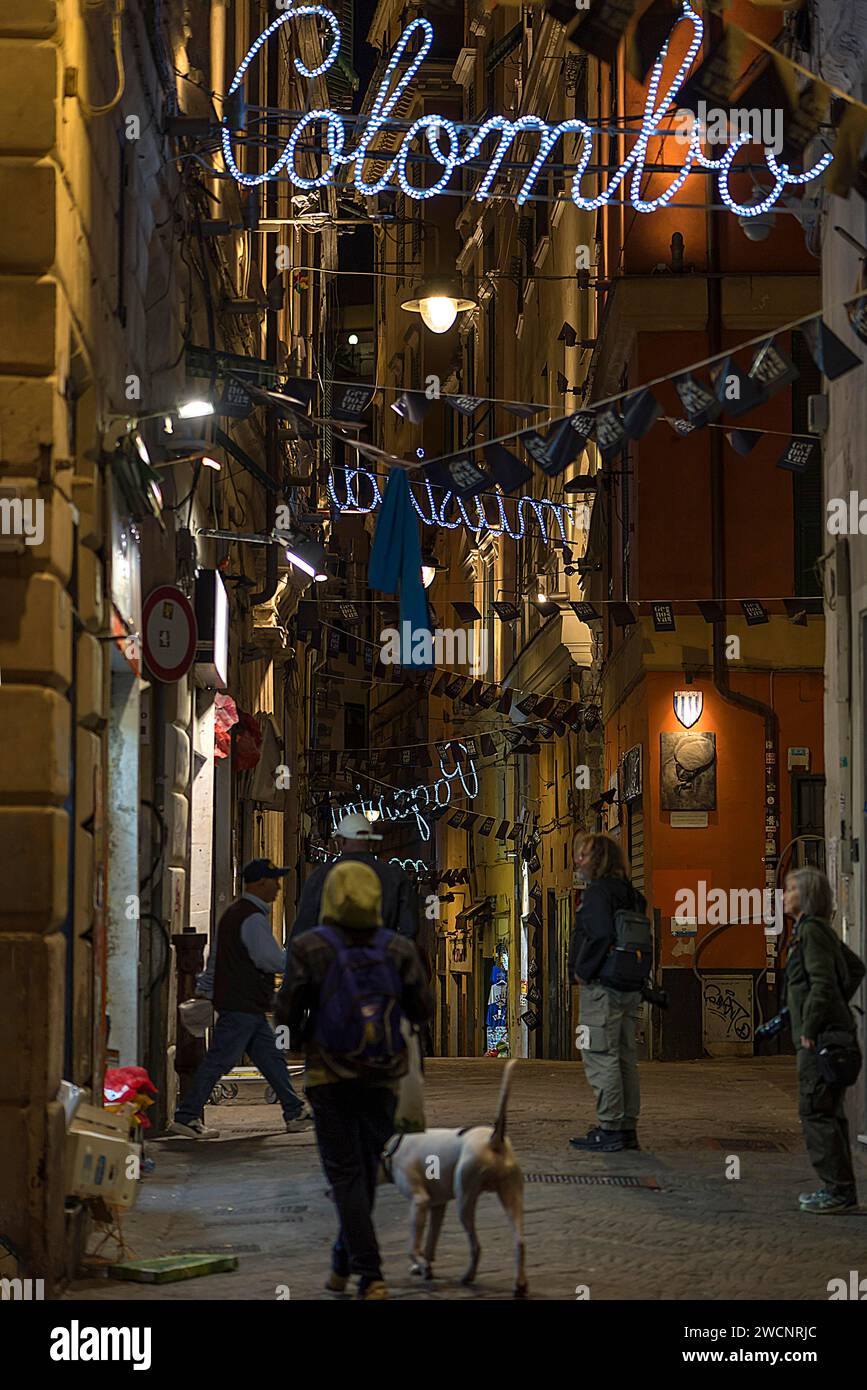 Scena notturna di strada nel centro storico della città, Genova, Italia Foto Stock