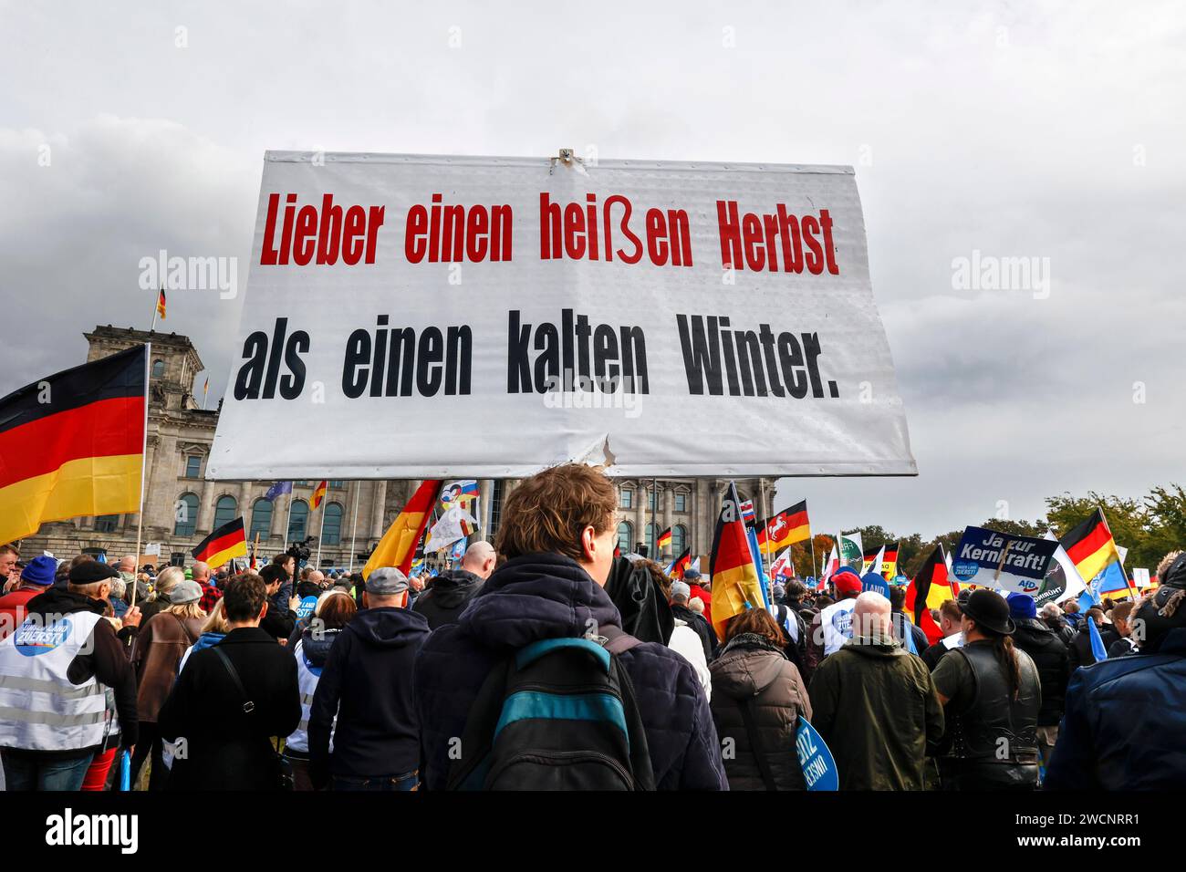 Con lo slogan meglio un autunno caldo che un inverno freddo, i sostenitori dell'AfD manifestano contro la politica del governo nella crisi energetica, Berlino, 08.10.2022 Foto Stock