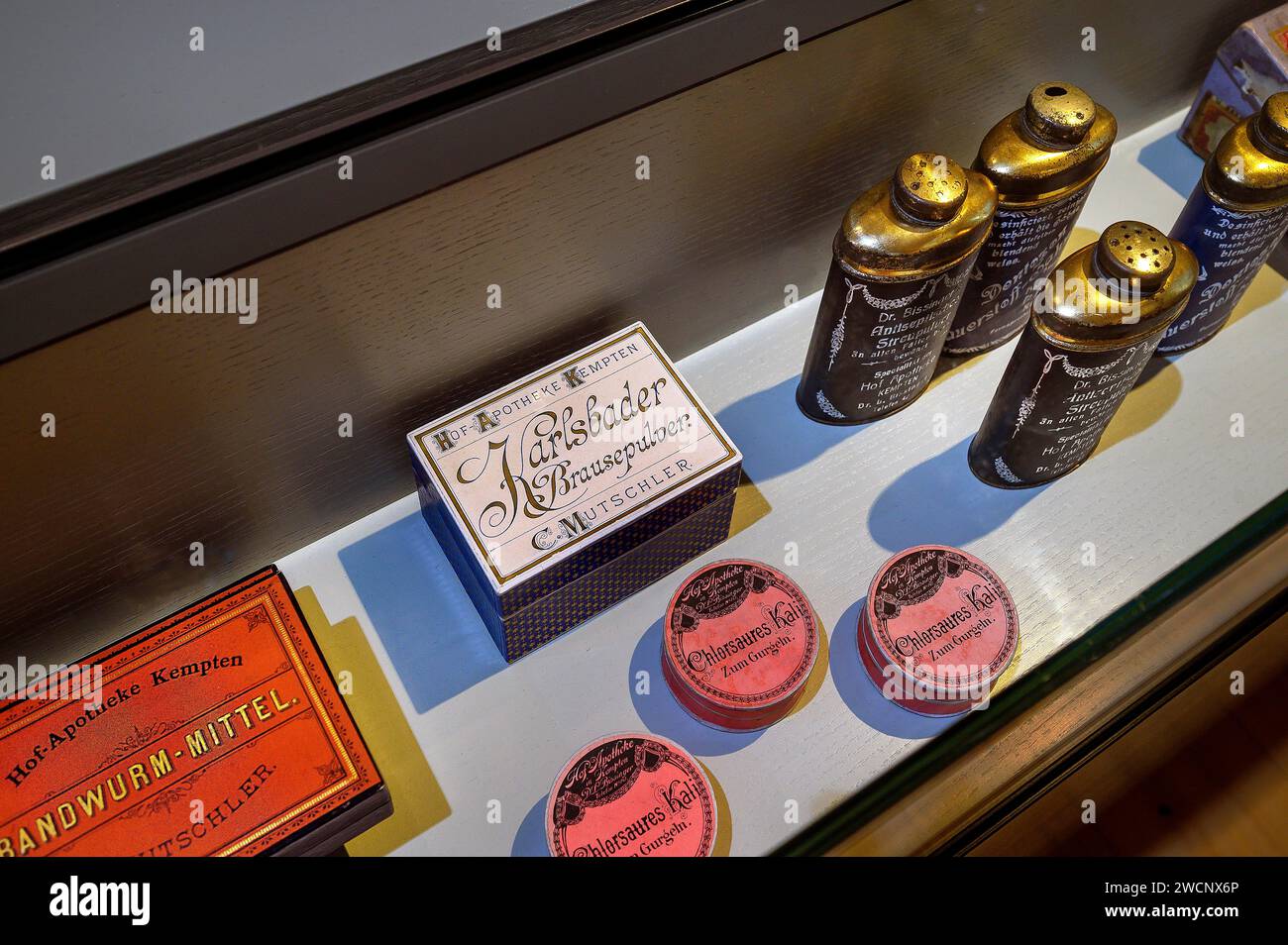 Camera con vecchie medicine, utensili della farmacia di corte, Museo Kempten nella Zumsteinhaus, Kempten, Allgaeu, protetta dal patrimonio culturale. Baviera, Germania Foto Stock