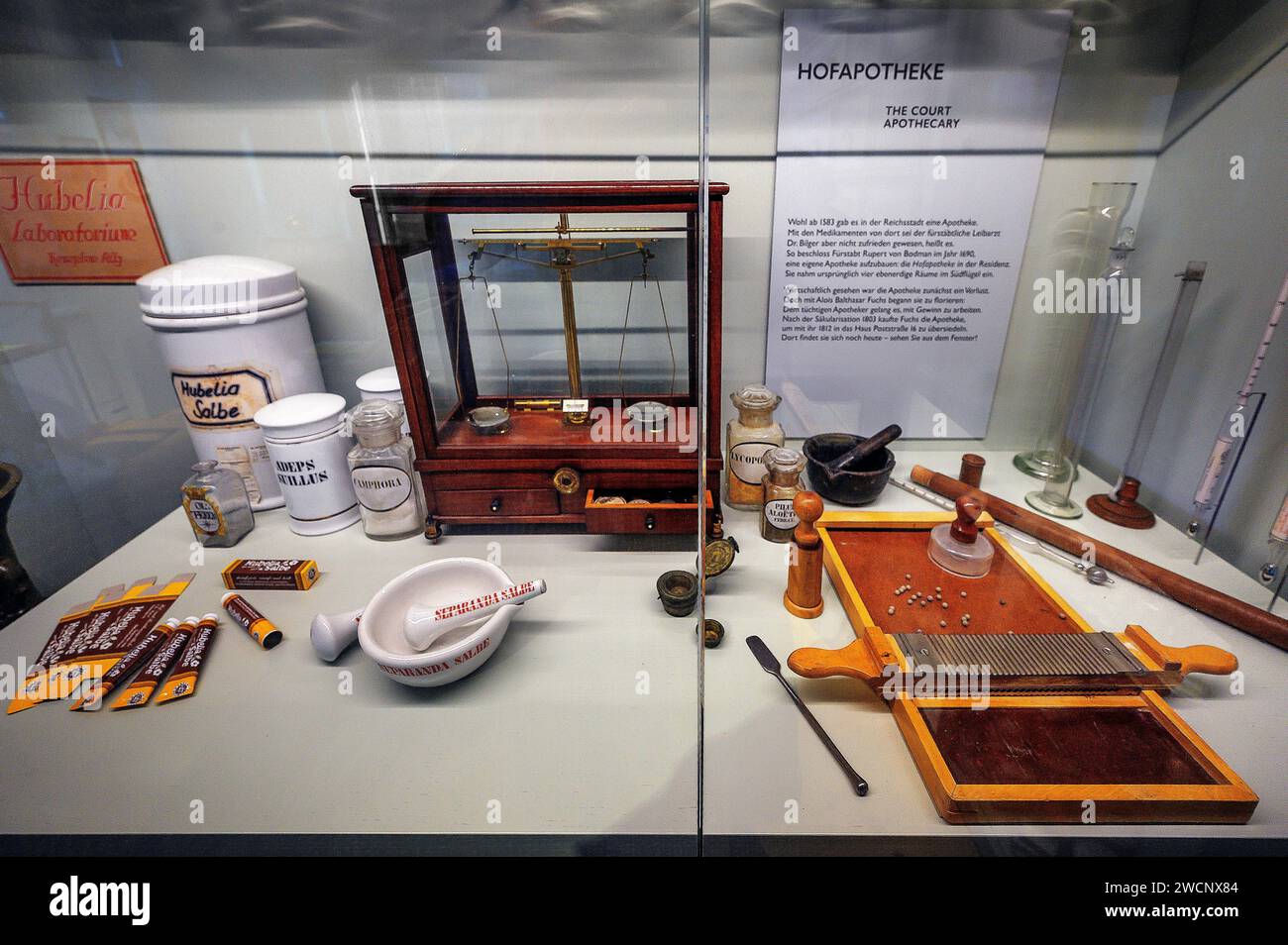 Camera con vecchie medicine, utensili della farmacia di corte, Museo Kempten nella Zumsteinhaus, Kempten, Allgaeu, protetta dal patrimonio culturale. Baviera, Germania Foto Stock