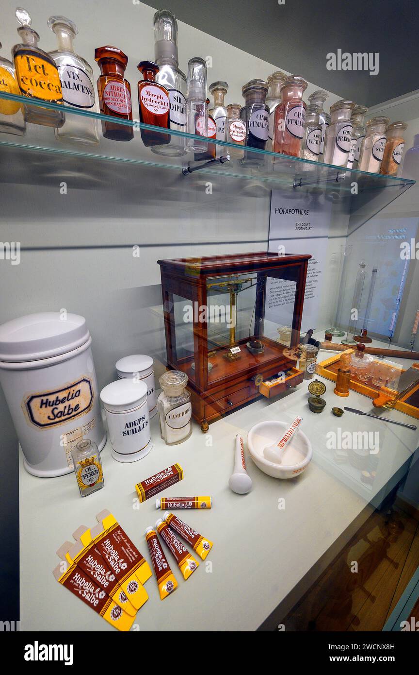 Camera con vecchie medicine, utensili della farmacia di corte, Museo Kempten nella Zumsteinhaus, Kempten, Allgaeu, protetta dal patrimonio culturale. Baviera, Germania Foto Stock