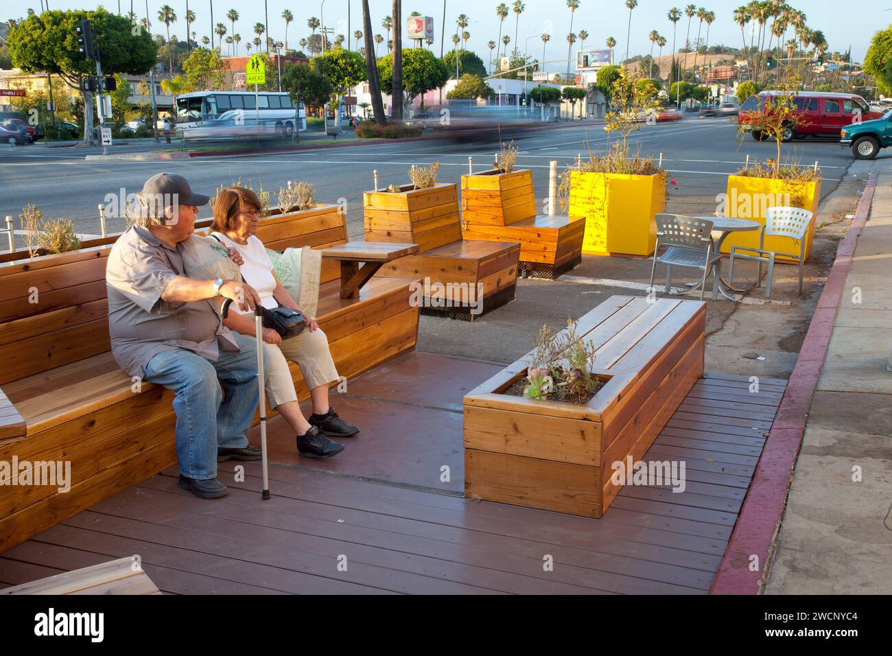 Parklet su Huntington Drive, nell'area di El Sereno di Los Angeles, creato dal programma di conversione del parcheggio stradale "People St" di LADOT Liable Streets Foto Stock