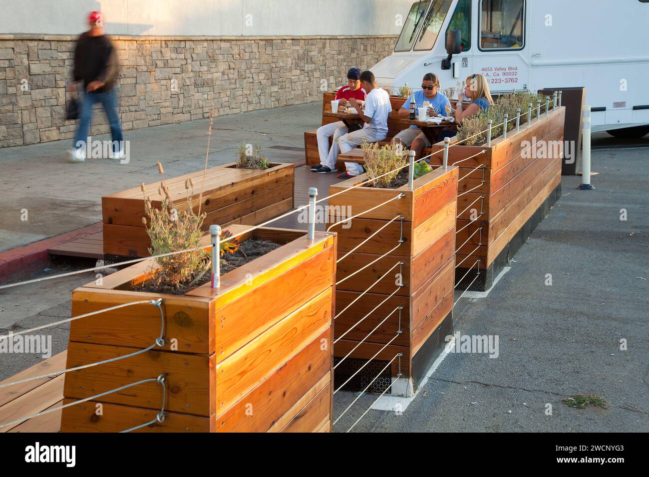 Parklet su Huntington Drive, nell'area di El Sereno di Los Angeles, creato dal programma di conversione del parcheggio stradale "People St" di LADOT Liable Streets Foto Stock