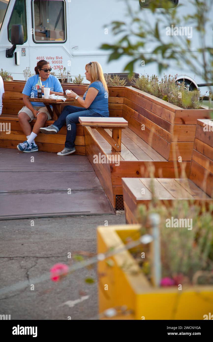 Parklet su Huntington Drive, nell'area di El Sereno di Los Angeles, creato dal programma di conversione del parcheggio stradale "People St" di LADOT Liable Streets Foto Stock