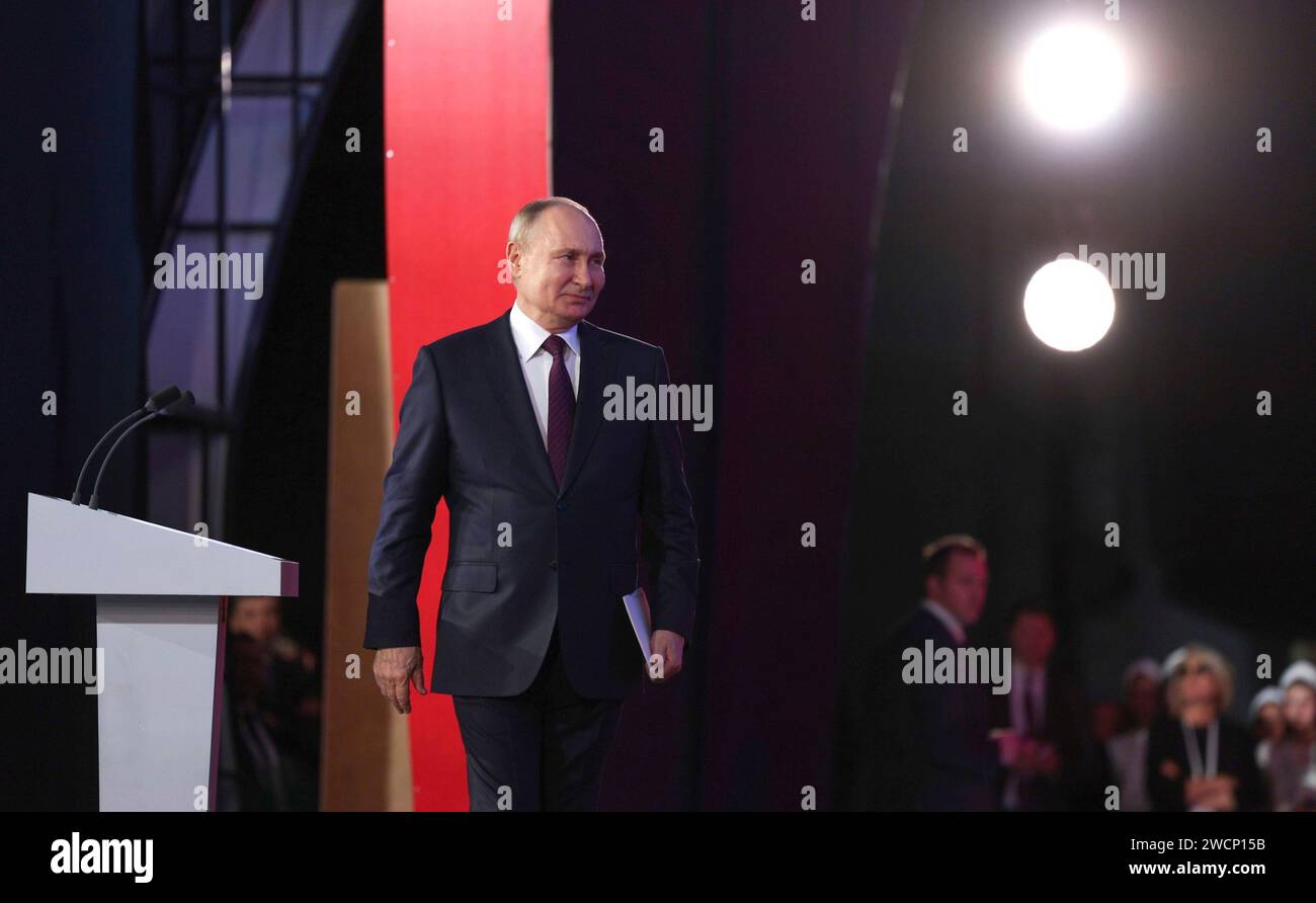 Odintsovo, Russia. 16 gennaio 2024. Il presidente russo Vladimir Putin arriva per una cerimonia di presentazione degli Sluzhenie All-Russian Municipal Service Awards alla Live Arena, il 16 gennaio 2024 a Odintsovo, Oblast' di Mosca, Russia. Crediti: Gavriil Grigorov/Cremlino Pool/Alamy Live News Foto Stock