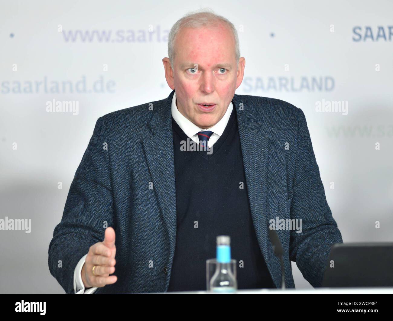 Die Landespressekonferenz zum Thema Ausblick: Übernahme des Vorsitzes der Kultusministerkonferenz der Länder am Dienstag 16.01.2024 in der Staatskanzlei in Saarbrücken. Im Bild: Jakob von Weizsäcker, Ministro für Finanzen und Wissenschaft. *** La conferenza stampa di stato sul tema delle prospettive per assumere la presidenza della Conferenza dei ministri dell'istruzione e degli affari culturali del Länder martedì 16 01 2024 nella Cancelleria di Stato di Saarbrücken ha raffigurato il bub Foto Stock