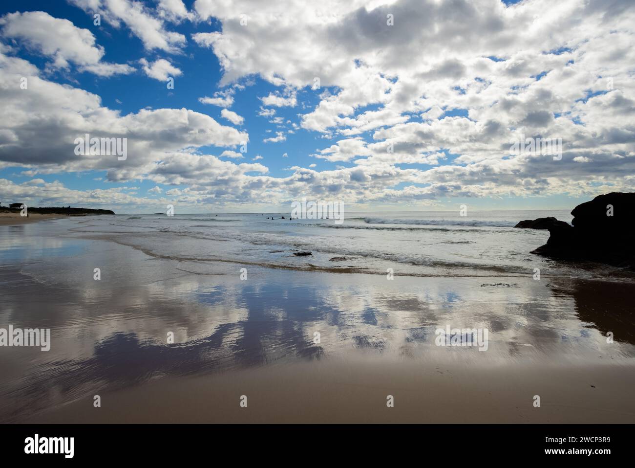 Nuvole riflessi sulla spiaggia Foto Stock