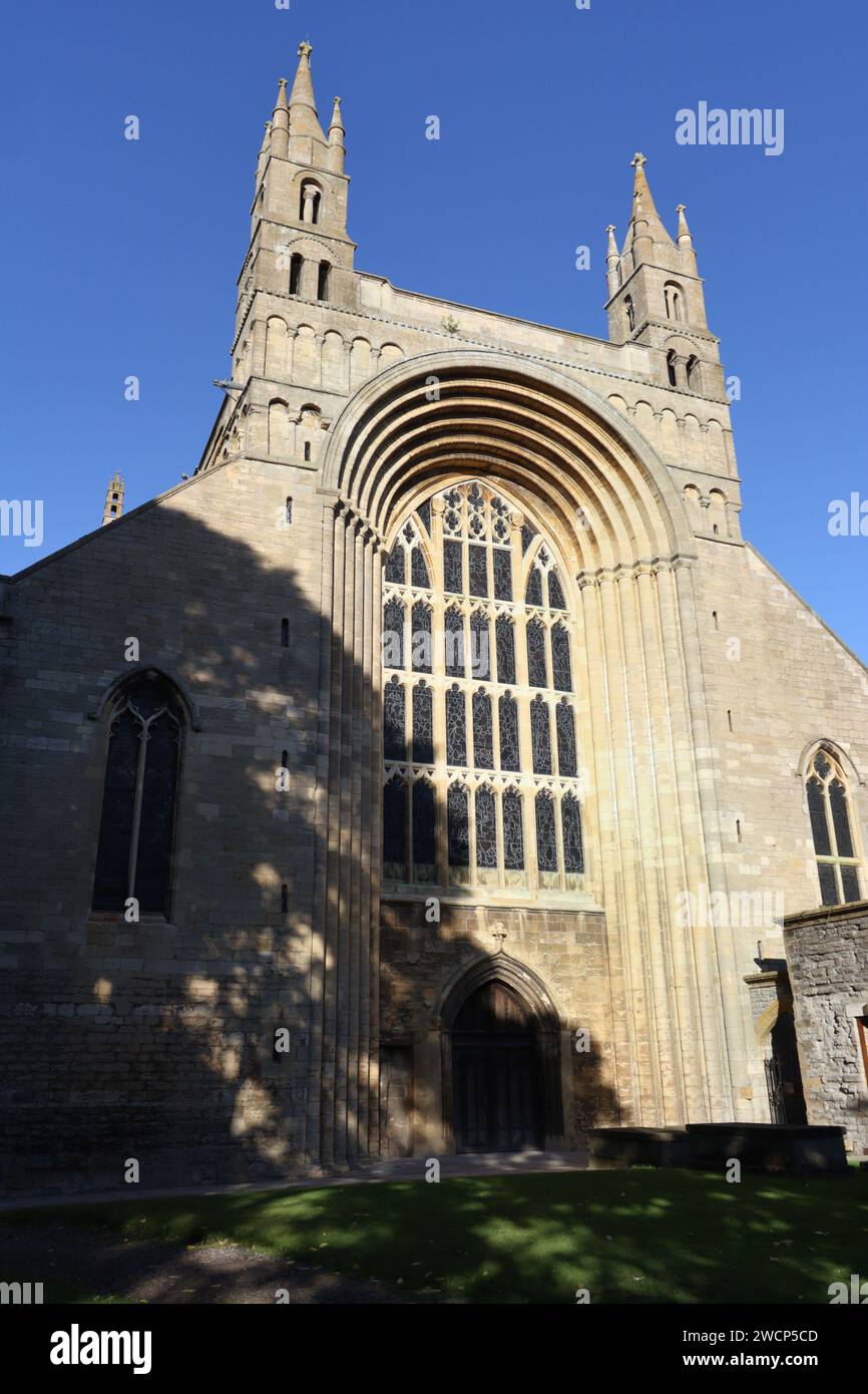 Chiesa dell'abbazia di Tewkesbury, porta nord, Inghilterra Regno Unito, architettura medievale luogo di culto edificio di grado i dell'arco normanno Foto Stock