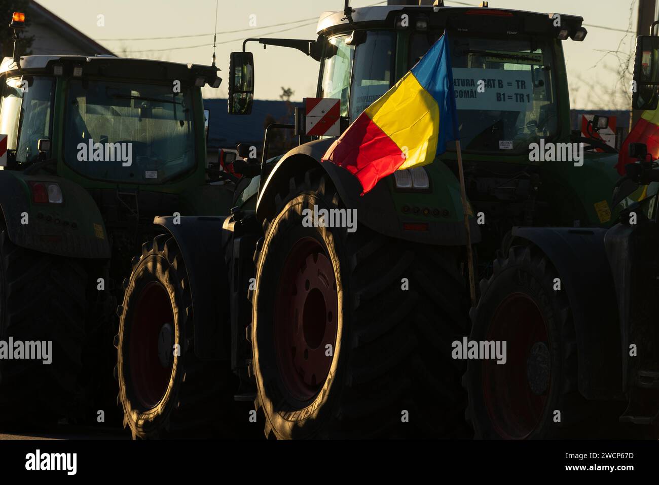 Afumati, Romania - 16 gennaio 2024: Trasportatori e agricoltori rumeni protestano, nel comune di Afumati, 12 km a nord di Bucarest. Stanno protestando contro AC Foto Stock