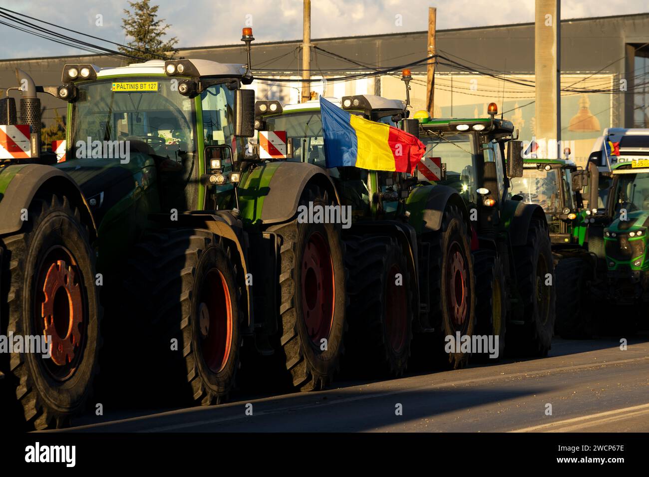 Afumati, Romania - 16 gennaio 2024: Trasportatori e agricoltori rumeni protestano, nel comune di Afumati, 12 km a nord di Bucarest. Stanno protestando contro AC Foto Stock