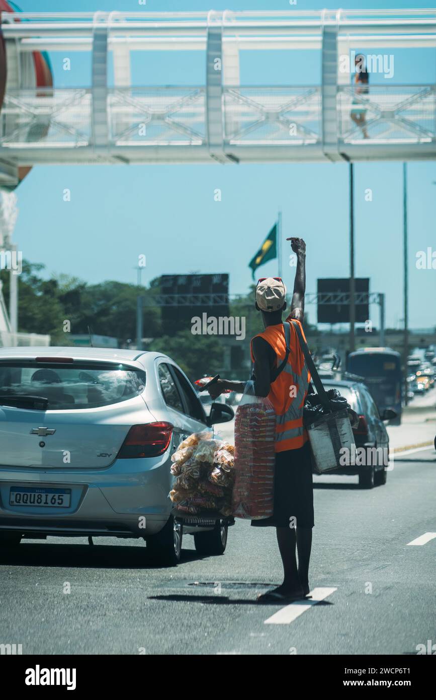 Uomo che vende dolci per strada a Rio de Janeiro, Brasile, sull'Avenida Brasil Foto Stock