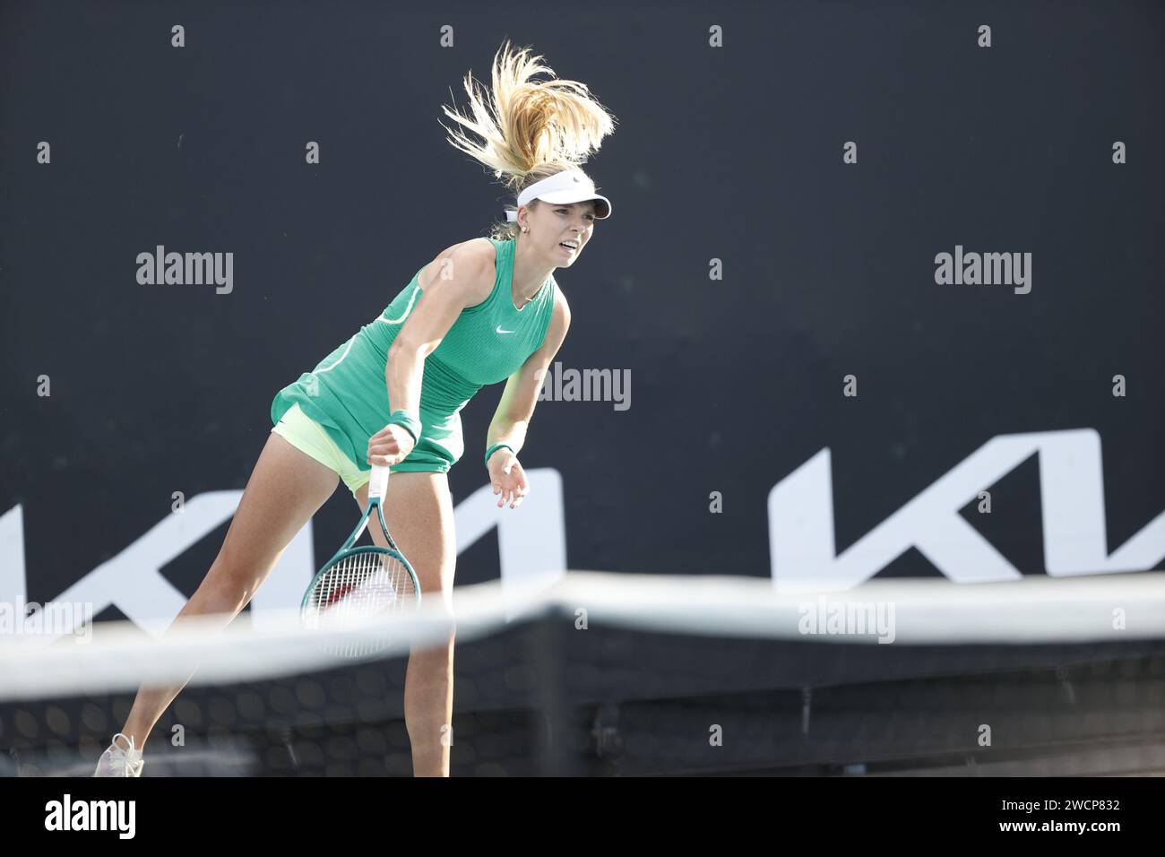 16 gennaio 2024: Melbourne, Victoria, Australia. Torneo di tennis Australia Open, giorno 3: La britannica Katie Boulter serve lo Yue Yuan cinese Foto Stock