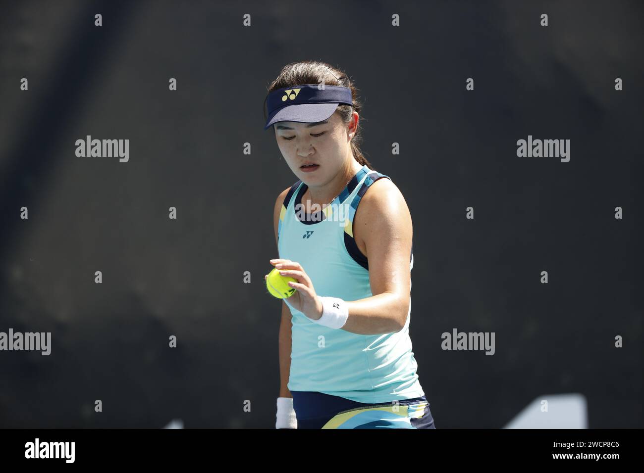 16 gennaio 2024: Melbourne, Victoria, Australia. Torneo di tennis Australia Open, giorno 3: Oceane Dodin francese contro Zhu Lin cinese Foto Stock