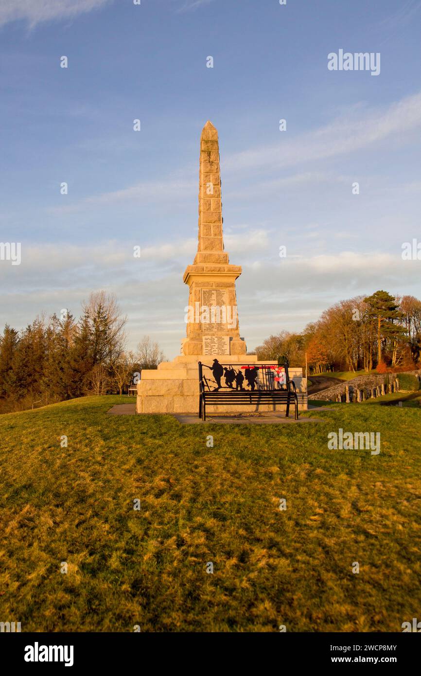Strathaven War Memorial, alto obelisco affusolato sul piedistallo su 3 gradini e 2 palchi, dedicato alla prima e alla seconda guerra mondiale Foto Stock
