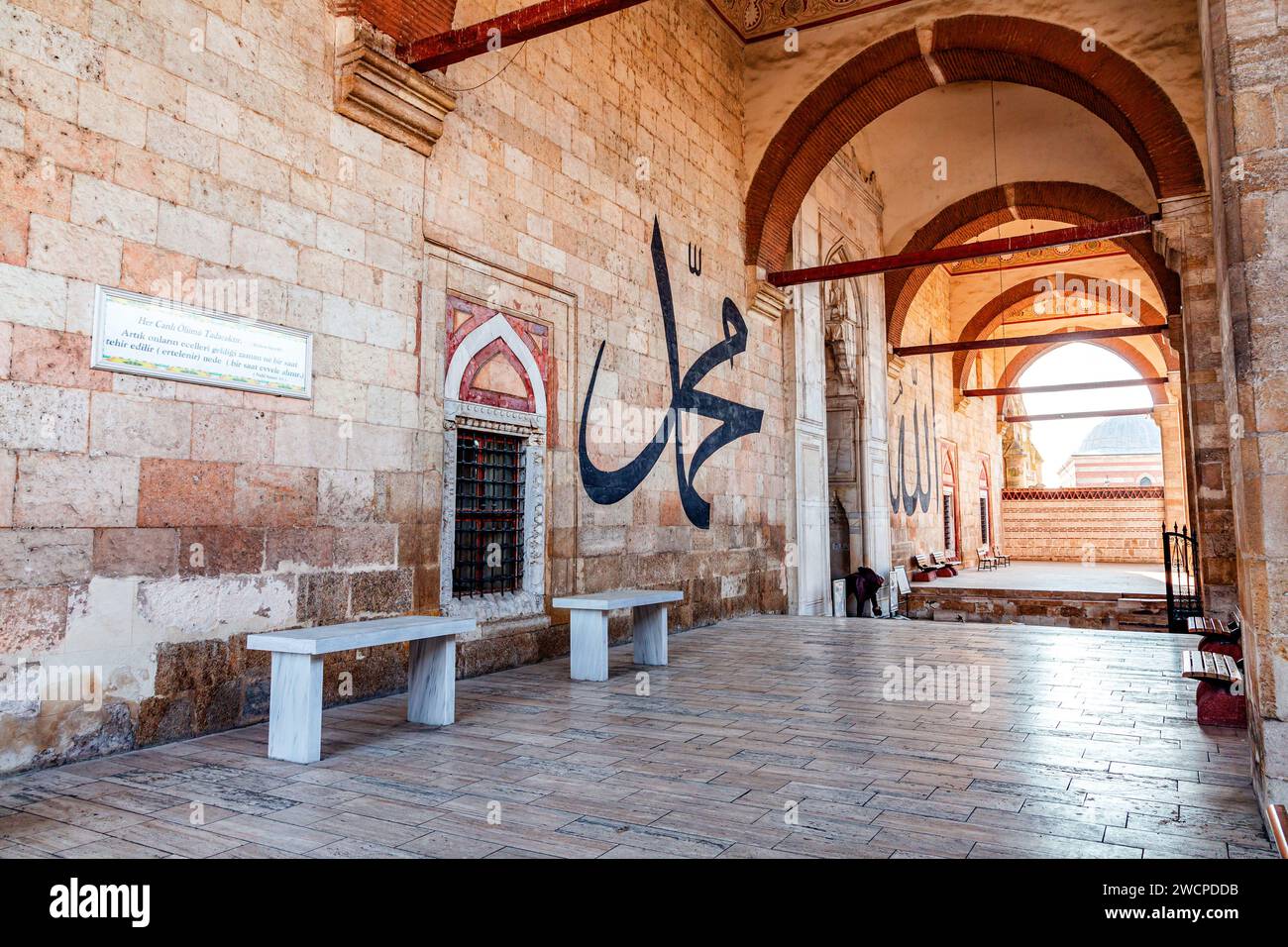 Edirne, Turkiye - 14 gennaio 2024: L'Eski Cami, la vecchia moschea costruita nel XV secolo nel centro di Edirne, una capitale dell'Impero Ottomano, T Foto Stock