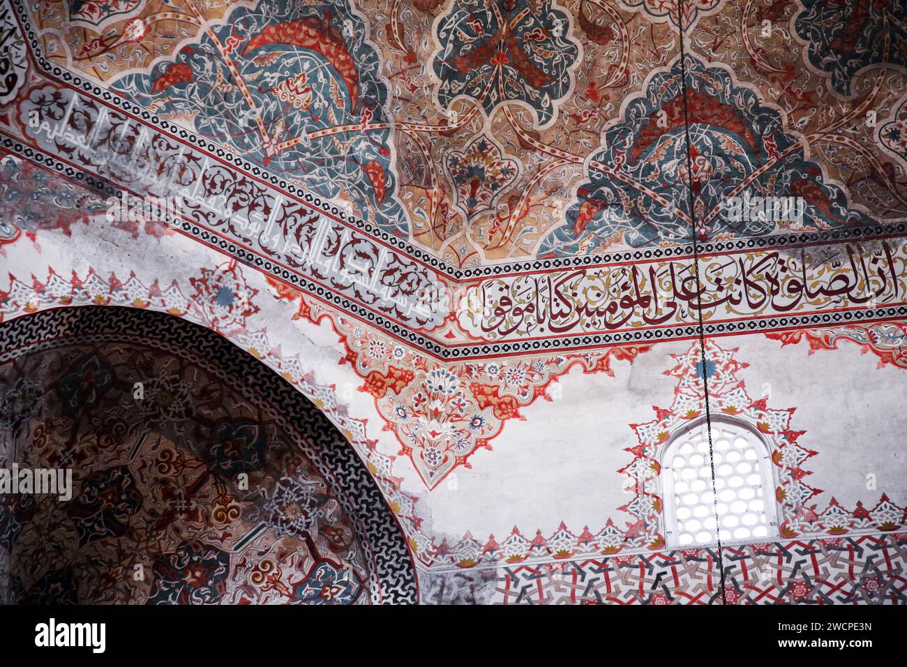 Edirne, Turkiye - 14 gennaio 2024: Vista interna dall'Eski Cami, la vecchia moschea costruita nel XV secolo nel centro di Edirne, un EMP ottomano Foto Stock