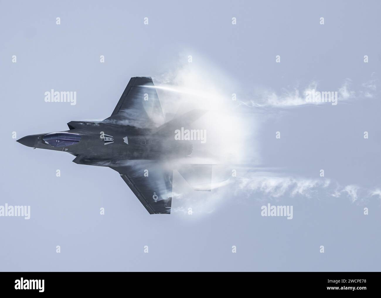 Un F-35A Lightning II della U.S. Air Force assegnato all'F-35A Lightning II Demonstration Team esegue una performance di prova aerea presso Hill Air Force base, Utah, 11 gennaio 2023. L'F-35 Demo Team esegue regolarmente voli di prova per mantenere le certificazioni di volo richieste e per mantenere e mantenere le proprie missioni e gli standard di reclutamento dell'Air Force. (Foto dell'aeronautica militare degli Stati Uniti del sergente dello staff Kaitlyn Ergish) Foto Stock