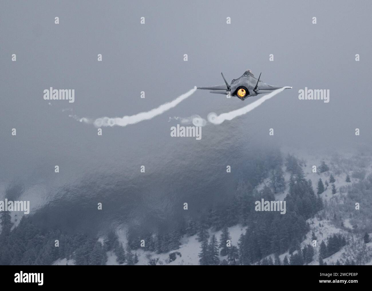 Un F-35A Lightning II della U.S. Air Force assegnato all'F-35A Lightning II Demonstration Team esegue una performance di prova aerea presso Hill Air Force base, Utah, 11 gennaio 2023. L'F-35 Demo Team esegue regolarmente voli di prova per mantenere le certificazioni di volo richieste e per mantenere e mantenere le proprie missioni e gli standard di reclutamento dell'Air Force. (Foto dell'aeronautica militare degli Stati Uniti del sergente dello staff Kaitlyn Ergish) Foto Stock