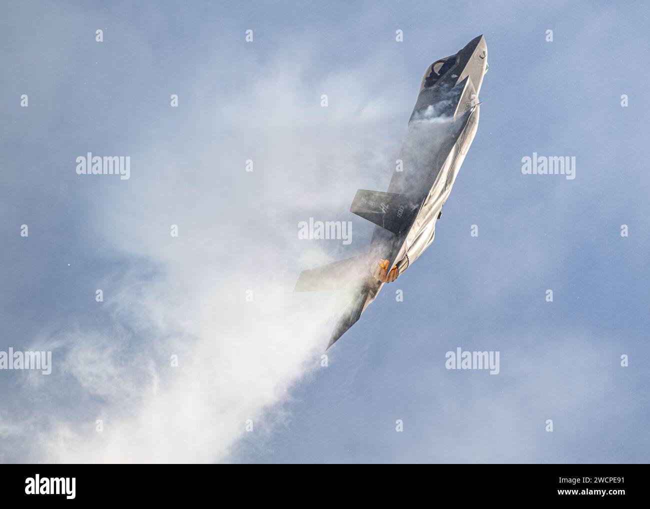 Un F-35A Lightning II della U.S. Air Force assegnato all'F-35A Lightning II Demonstration Team esegue una performance di prova aerea presso Hill Air Force base, Utah, 11 gennaio 2023. L'F-35 Demo Team esegue regolarmente voli di prova per mantenere le certificazioni di volo richieste e per mantenere e mantenere le proprie missioni e gli standard di reclutamento dell'Air Force. (Foto dell'aeronautica militare degli Stati Uniti del sergente dello staff Kaitlyn Ergish) Foto Stock