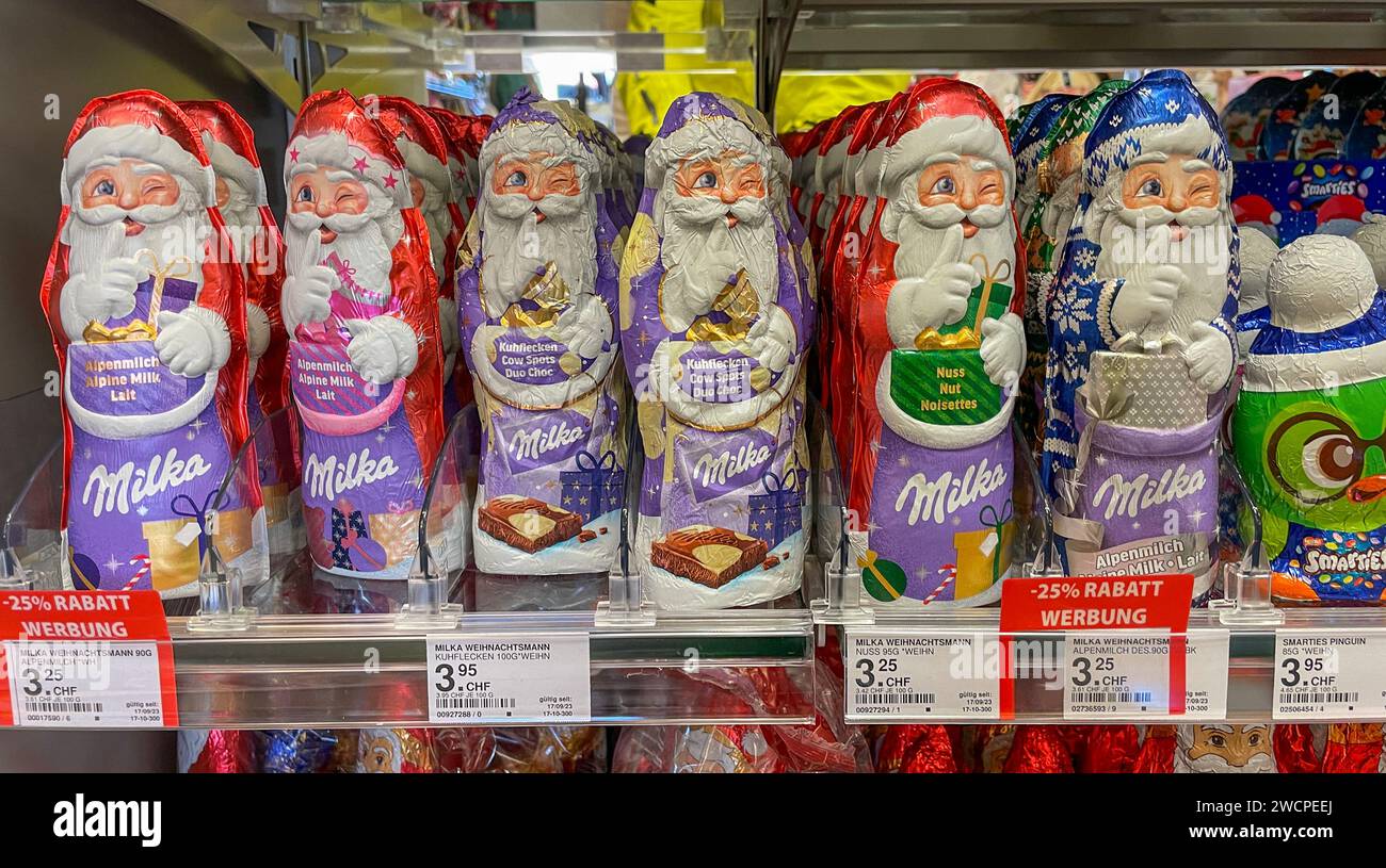 Cioccolatini al latte a forma di Babbo Natale di Milka. Foto Stock